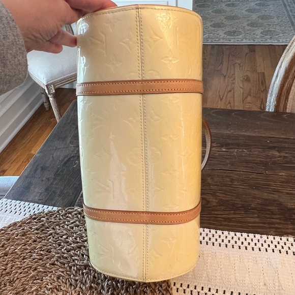 LOUIS VUITTON Vernis Yellow Leather Bedford Monogram Shoulder Bag - Picture 7 of 14